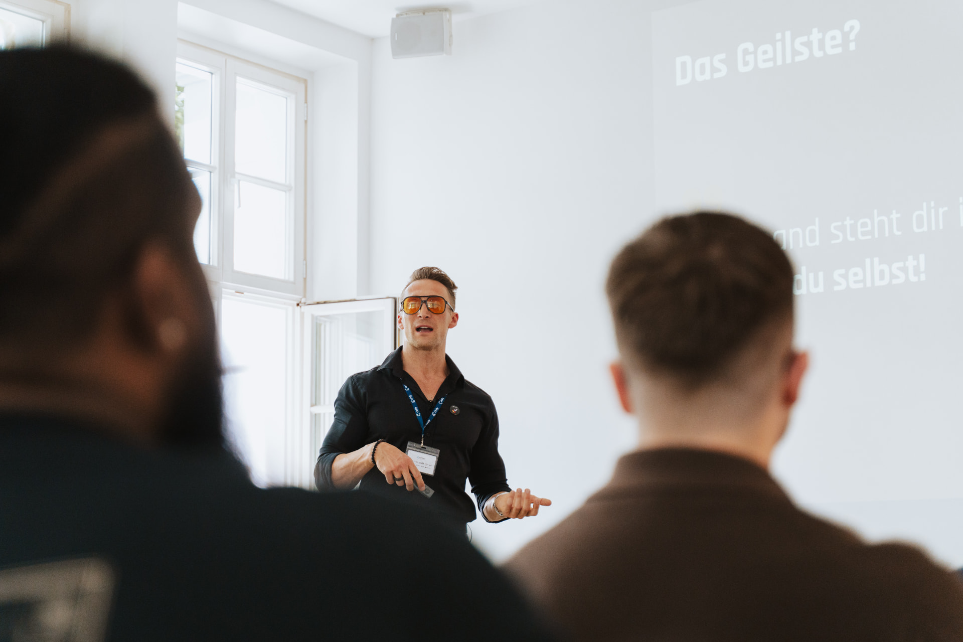 Alex Gutinger spricht vor Praxisteams