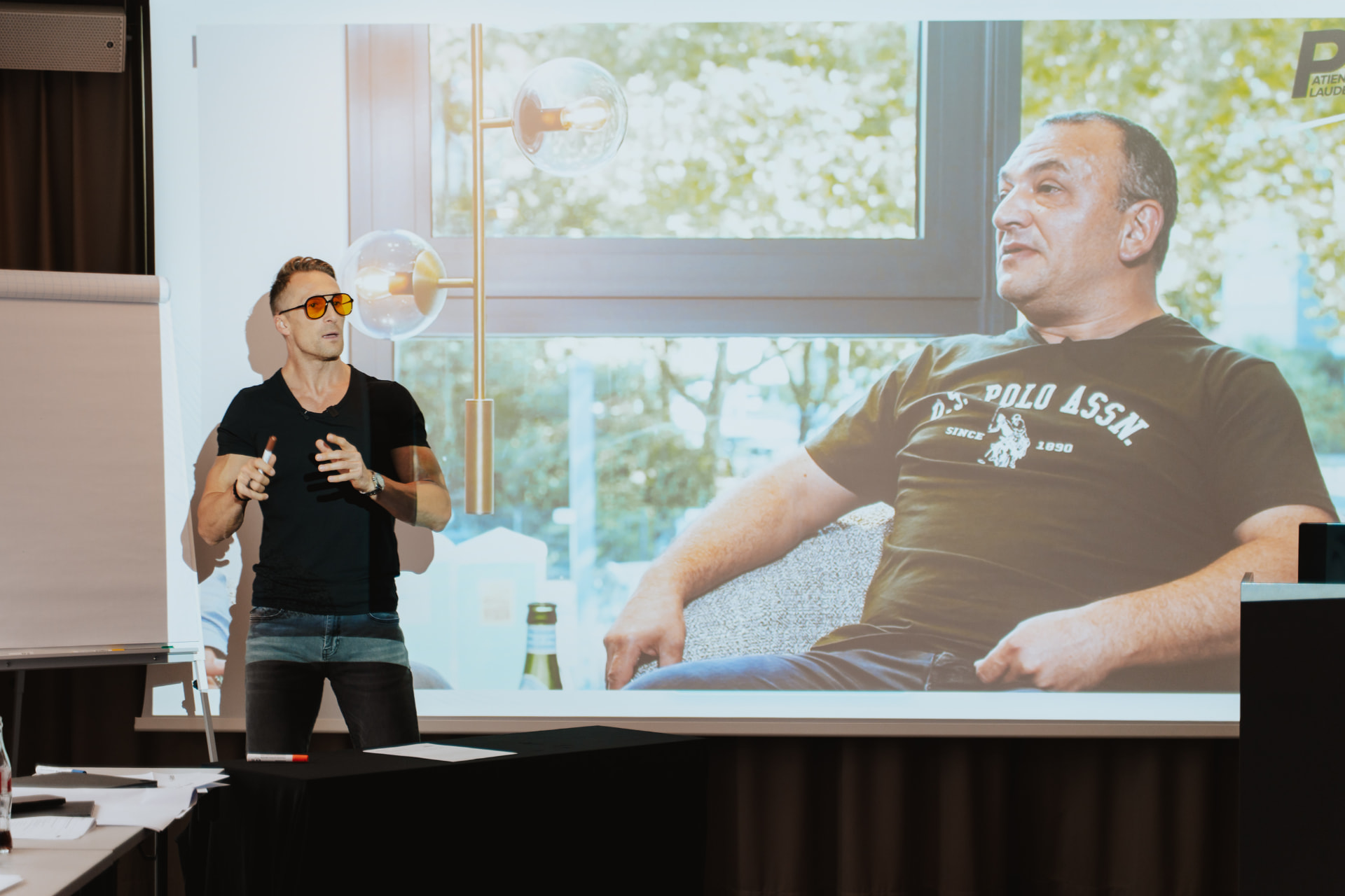 Alex Gutinger hält einen Workshop für Zahnarztpraxen